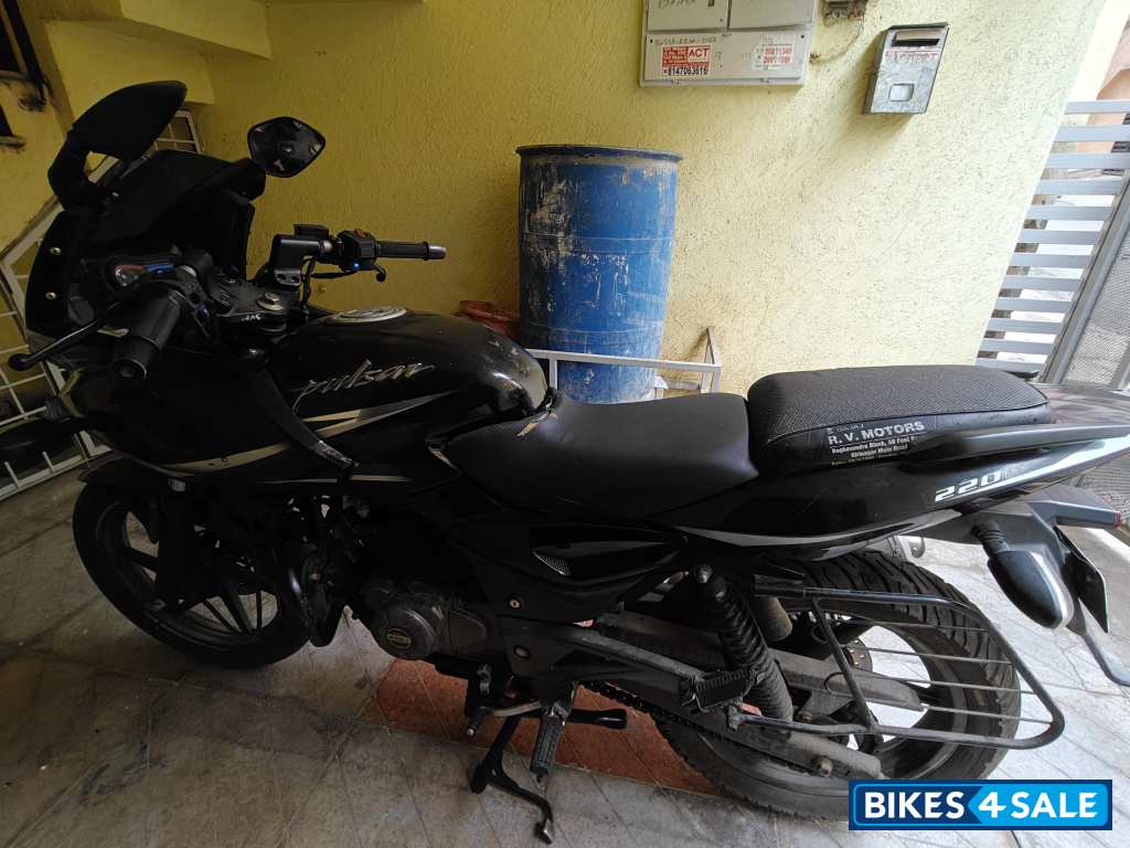 Black Bajaj Pulsar 220F Black Bajaj Pulsar 220F