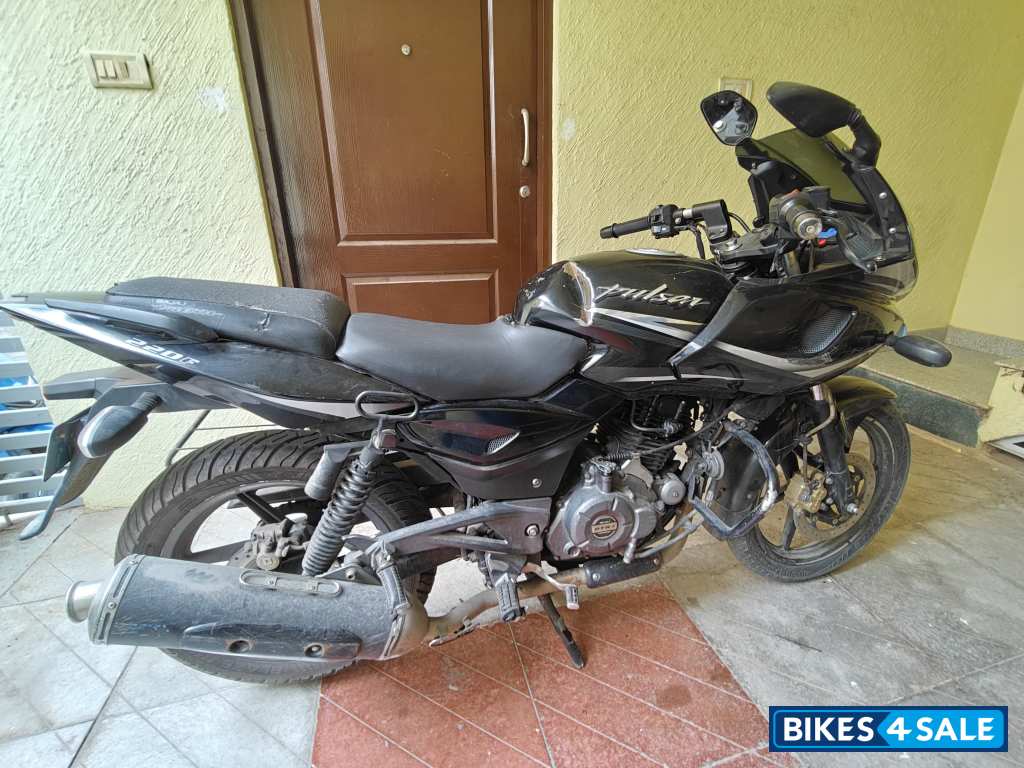 Black Bajaj Pulsar 220F Black Bajaj Pulsar 220F