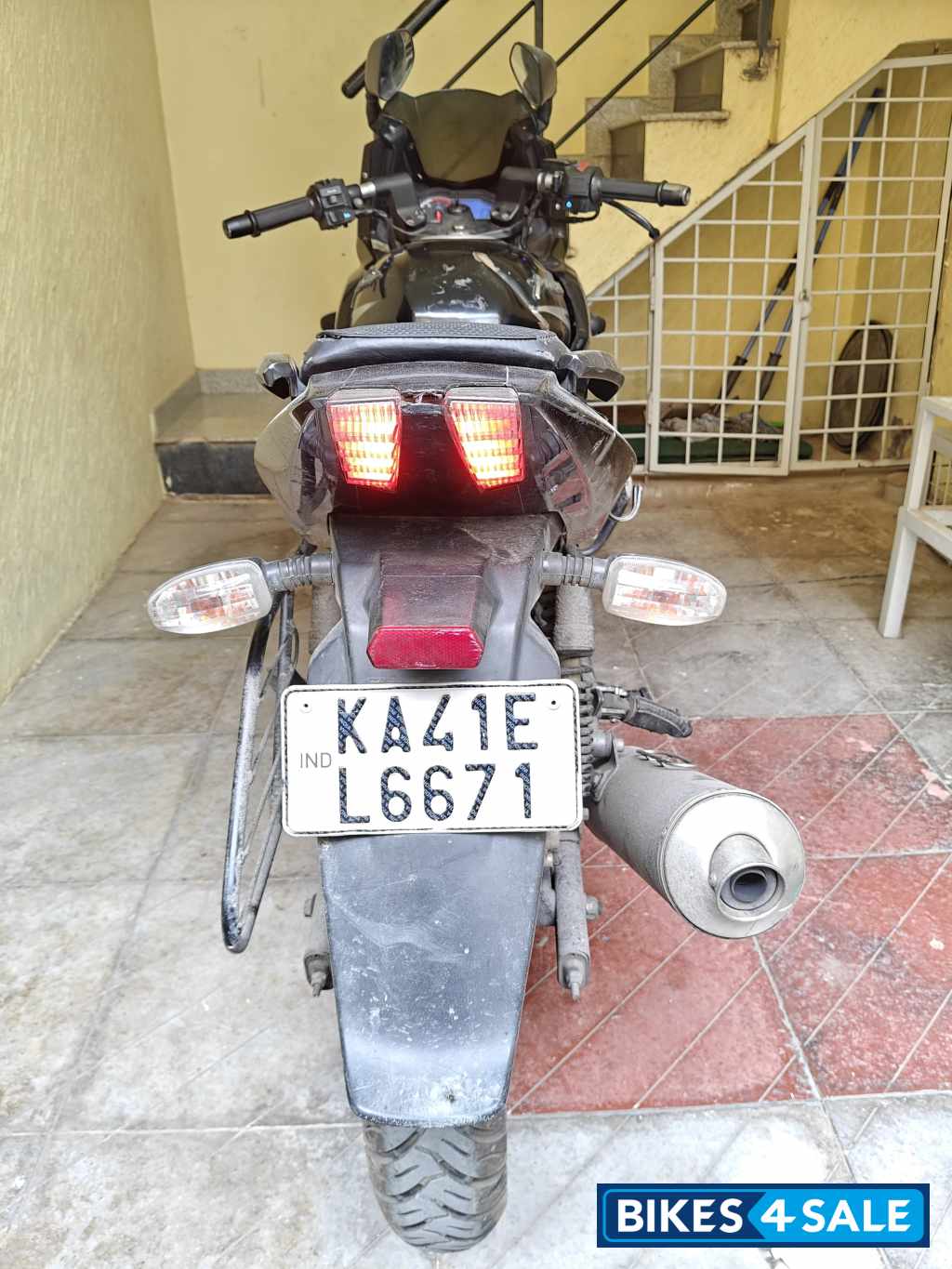 Black Bajaj Pulsar 220F Black Bajaj Pulsar 220F