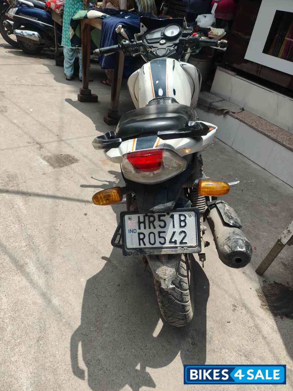 White TVS Apache RTR 160 2V Racing Edition