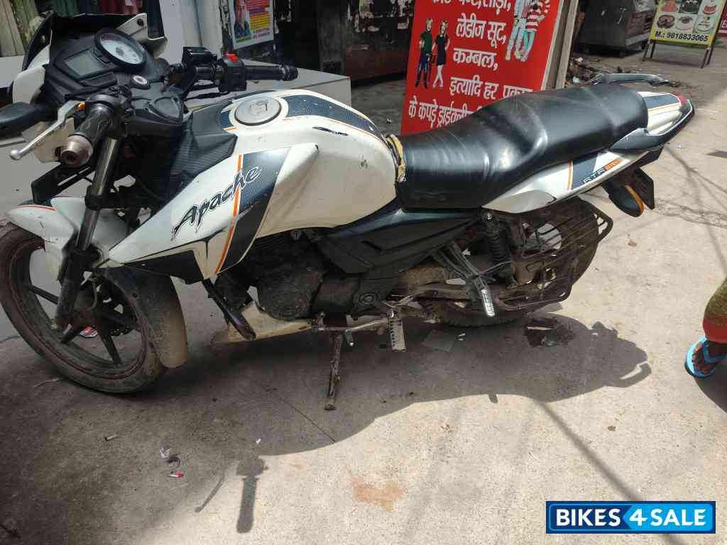 White TVS Apache RTR 160 2V Racing Edition