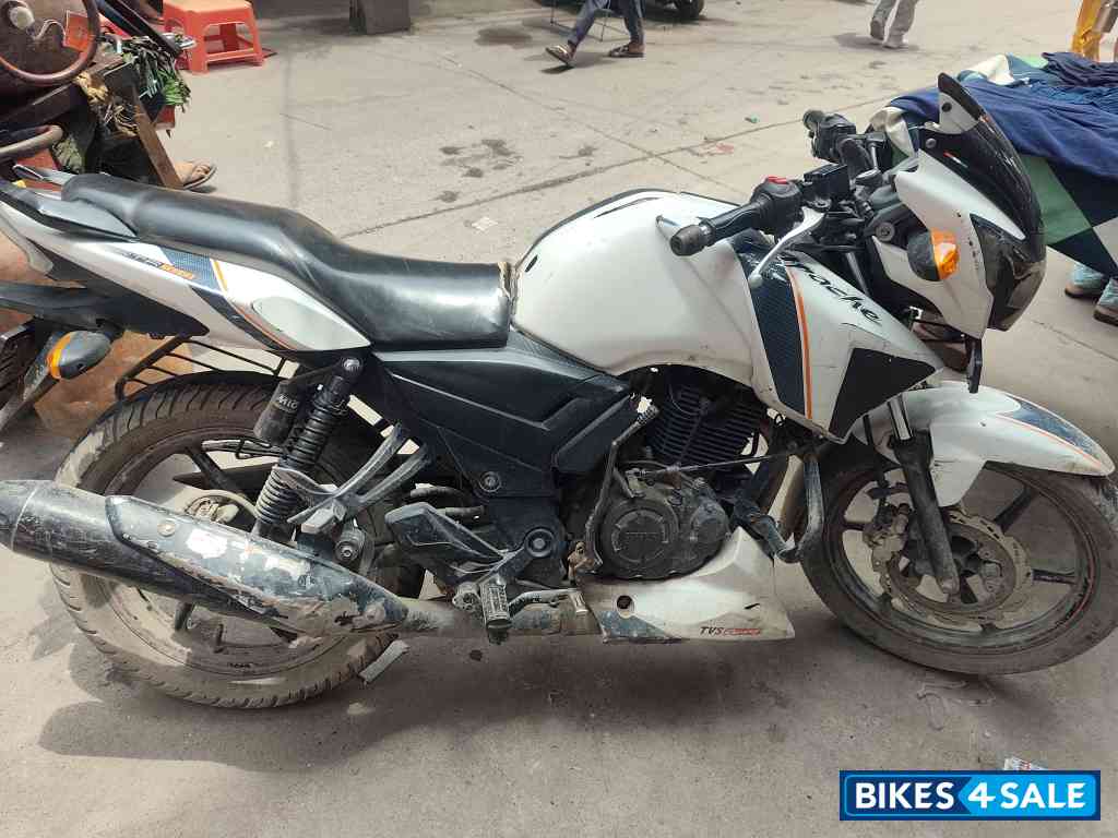 White TVS Apache RTR 160 2V Racing Edition