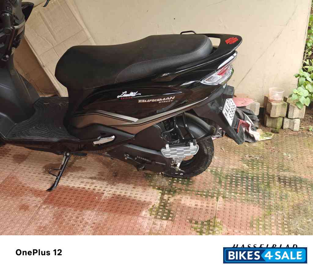 Black Suzuki Burgman Street EX Black Suzuki Burgman Street EX