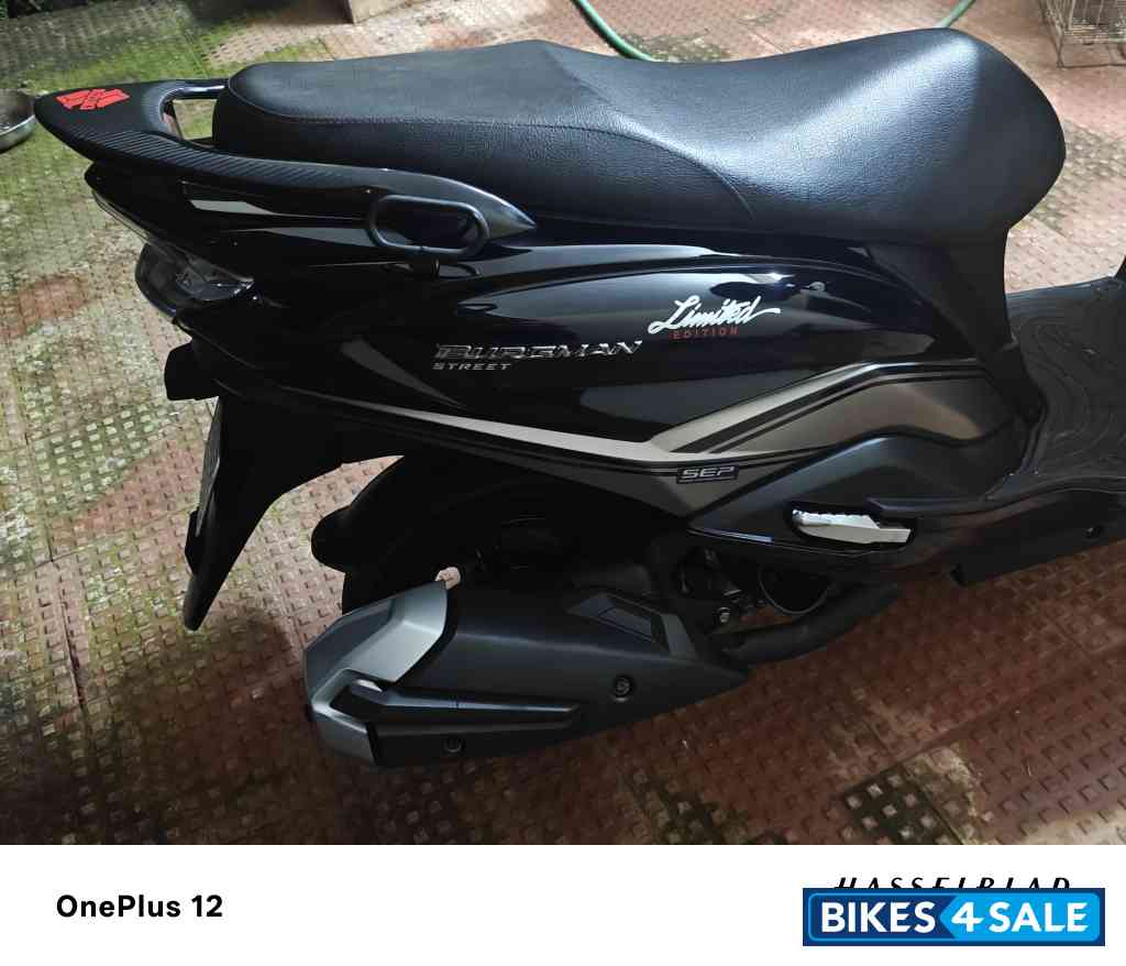Black Suzuki Burgman Street EX Black Suzuki Burgman Street EX