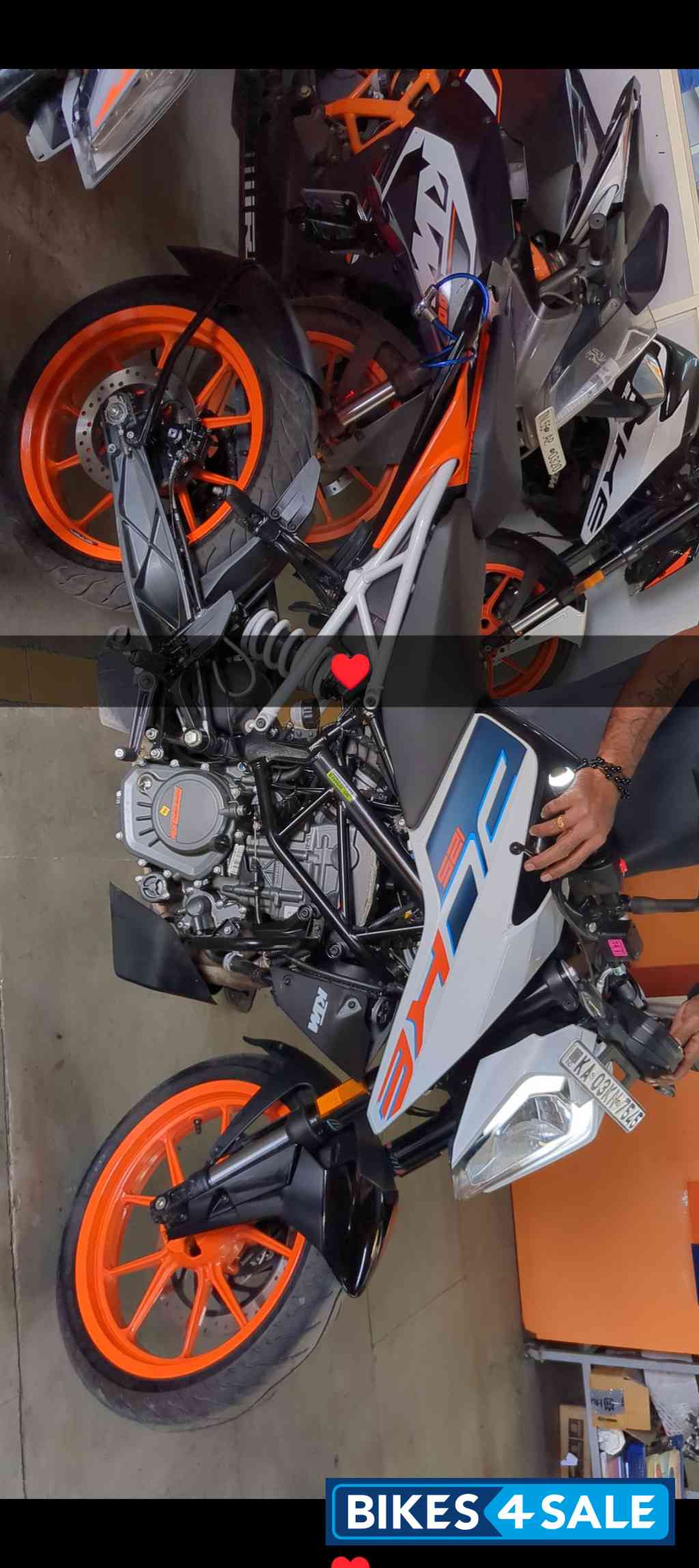 Ceramic White KTM Duke 125 2022