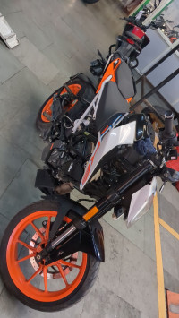 Ceramic White KTM Duke 125 2022