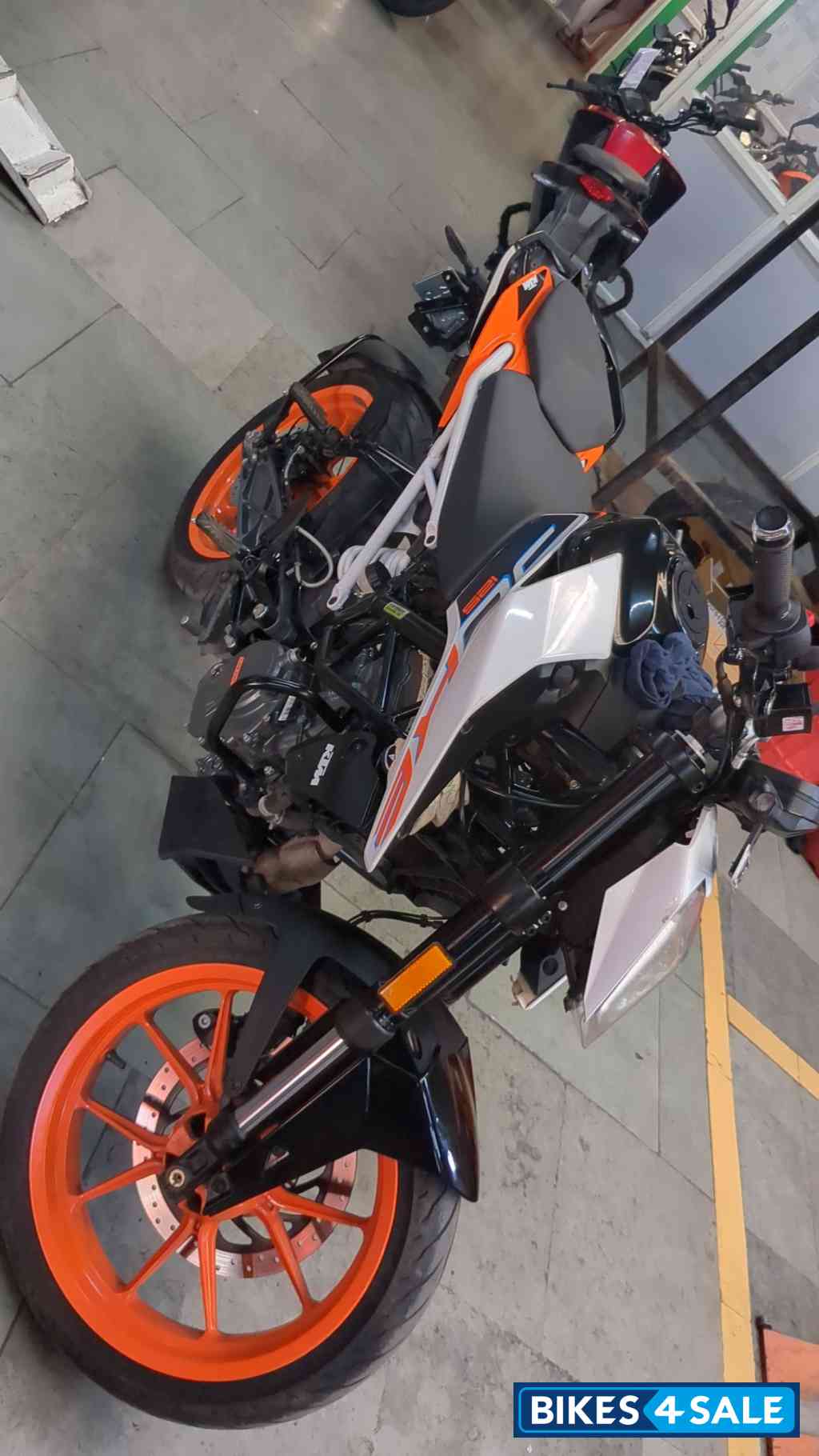 Ceramic White KTM Duke 125 2022