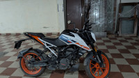 Ceramic White KTM Duke 125 2022