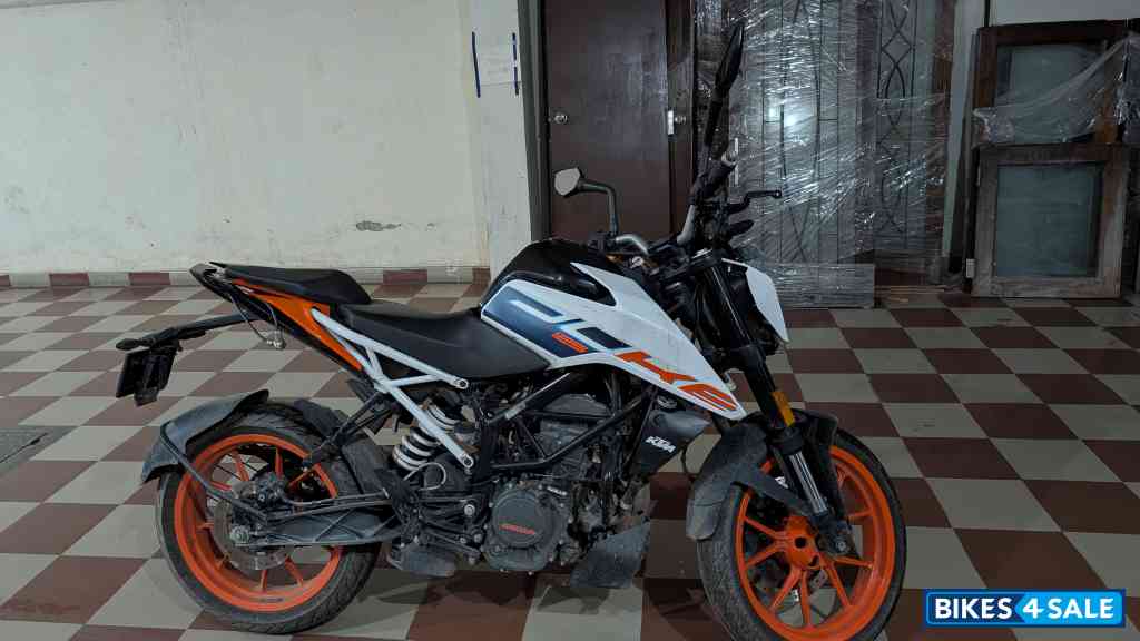 Ceramic White KTM Duke 125 2022
