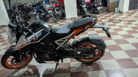 Ceramic White KTM Duke 125 2022
