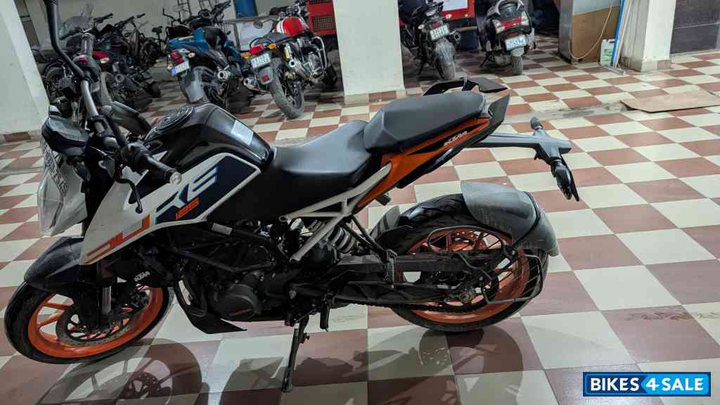 Ceramic White KTM Duke 125 2022