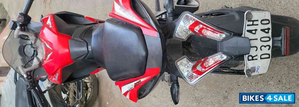 Red Bajaj Pulsar RS 200
