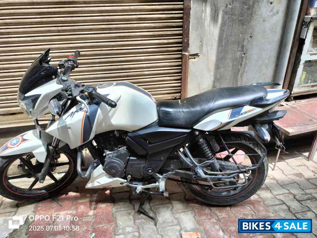 White TVS Apache RTR 160
