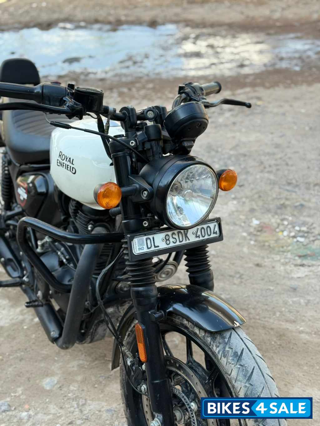 White Royal Enfield Hunter 350 Metro
