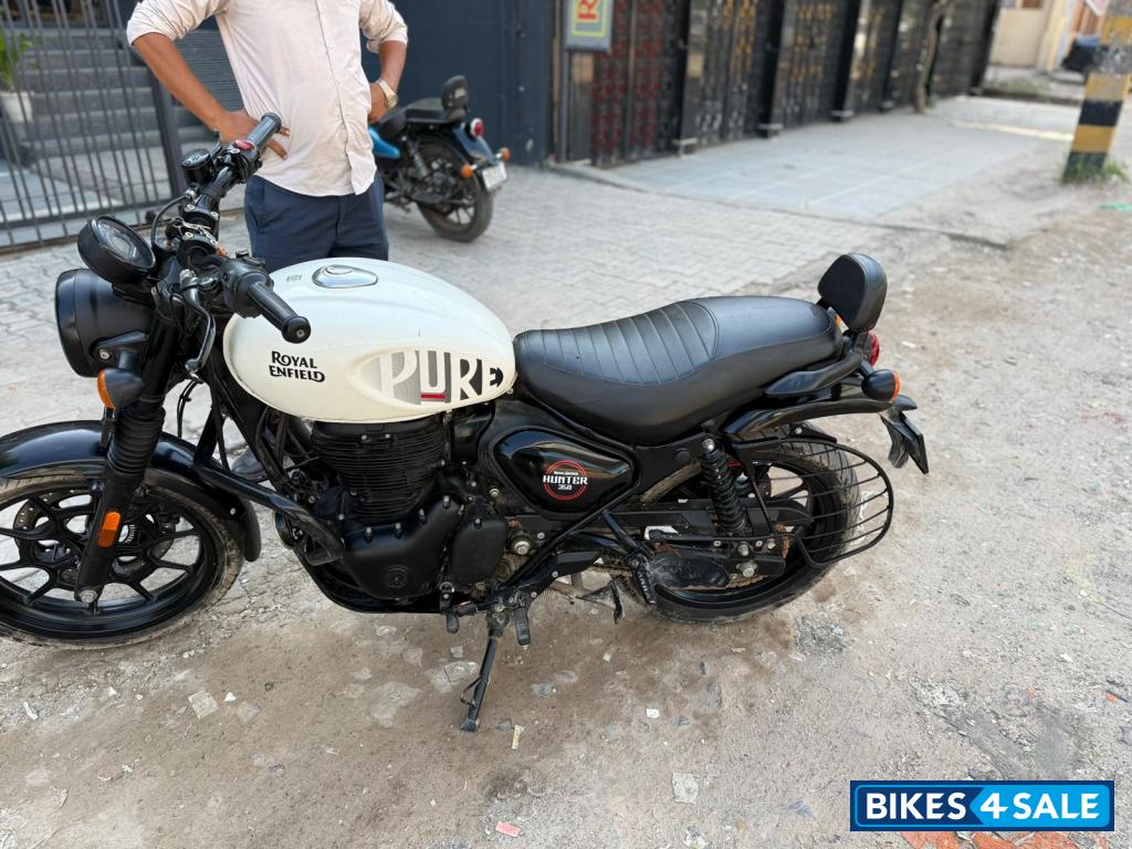 White Royal Enfield Hunter 350 Metro