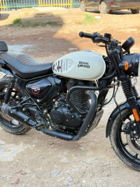 White Royal Enfield Hunter 350 Metro