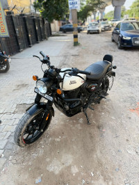 White Royal Enfield Hunter 350 Metro