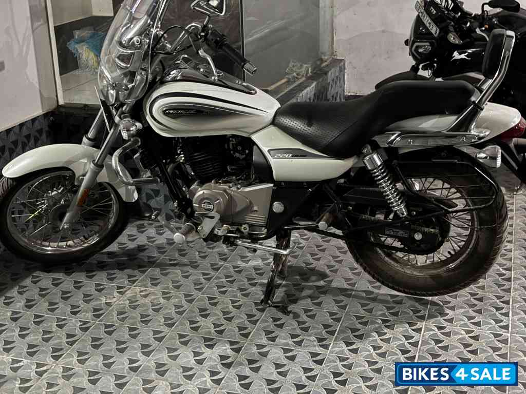 White Bajaj Avenger Cruise 220