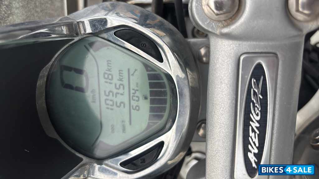 White Bajaj Avenger Cruise 220