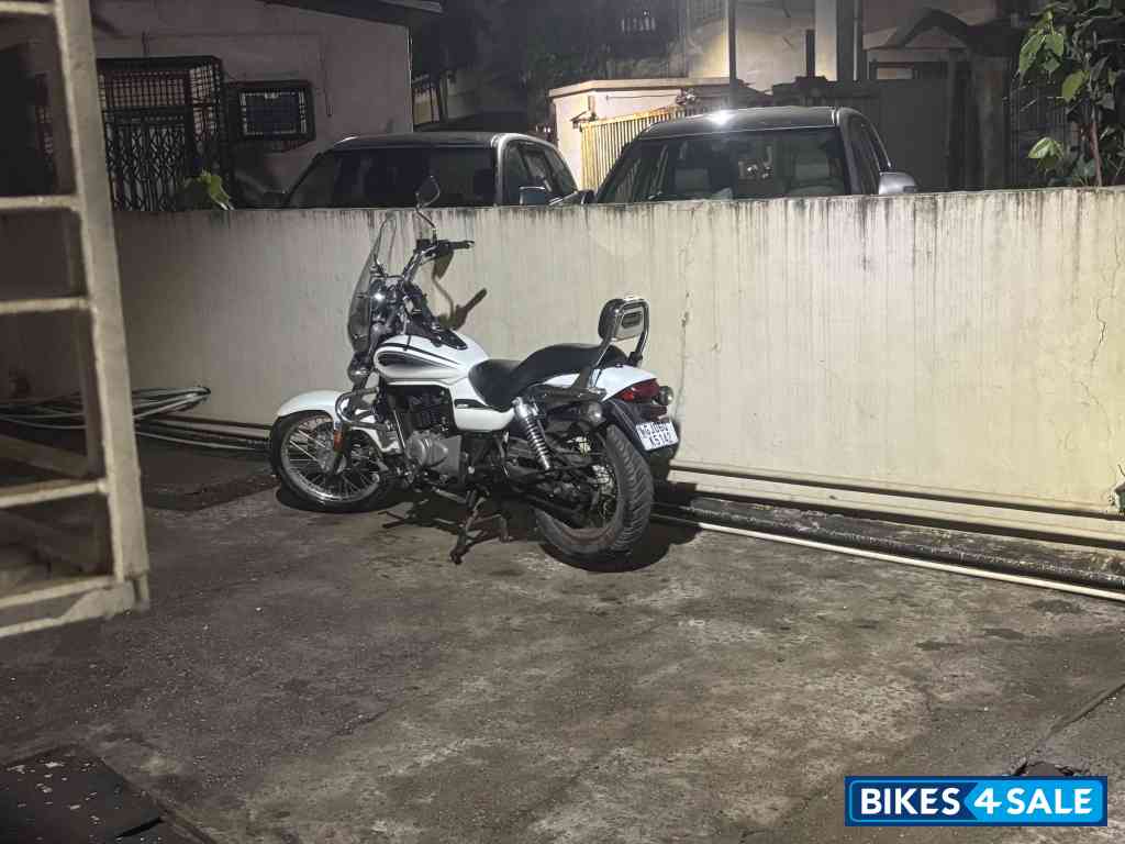 White Bajaj Avenger Cruise 220