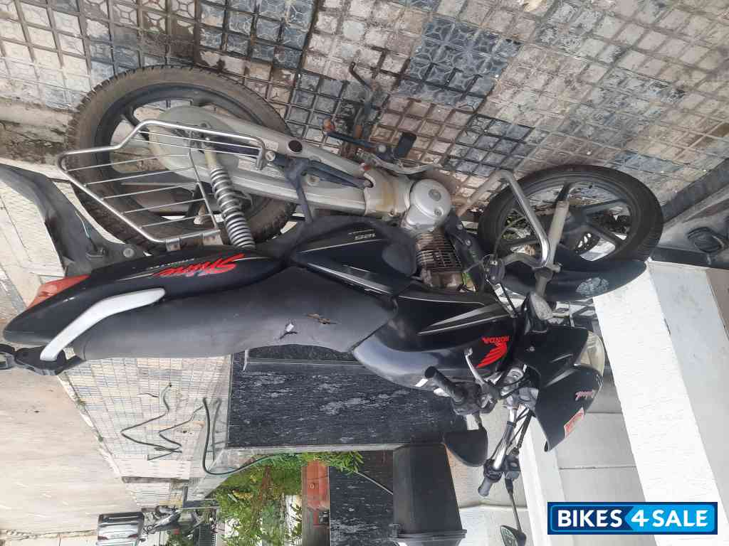 Black Honda Shine 125