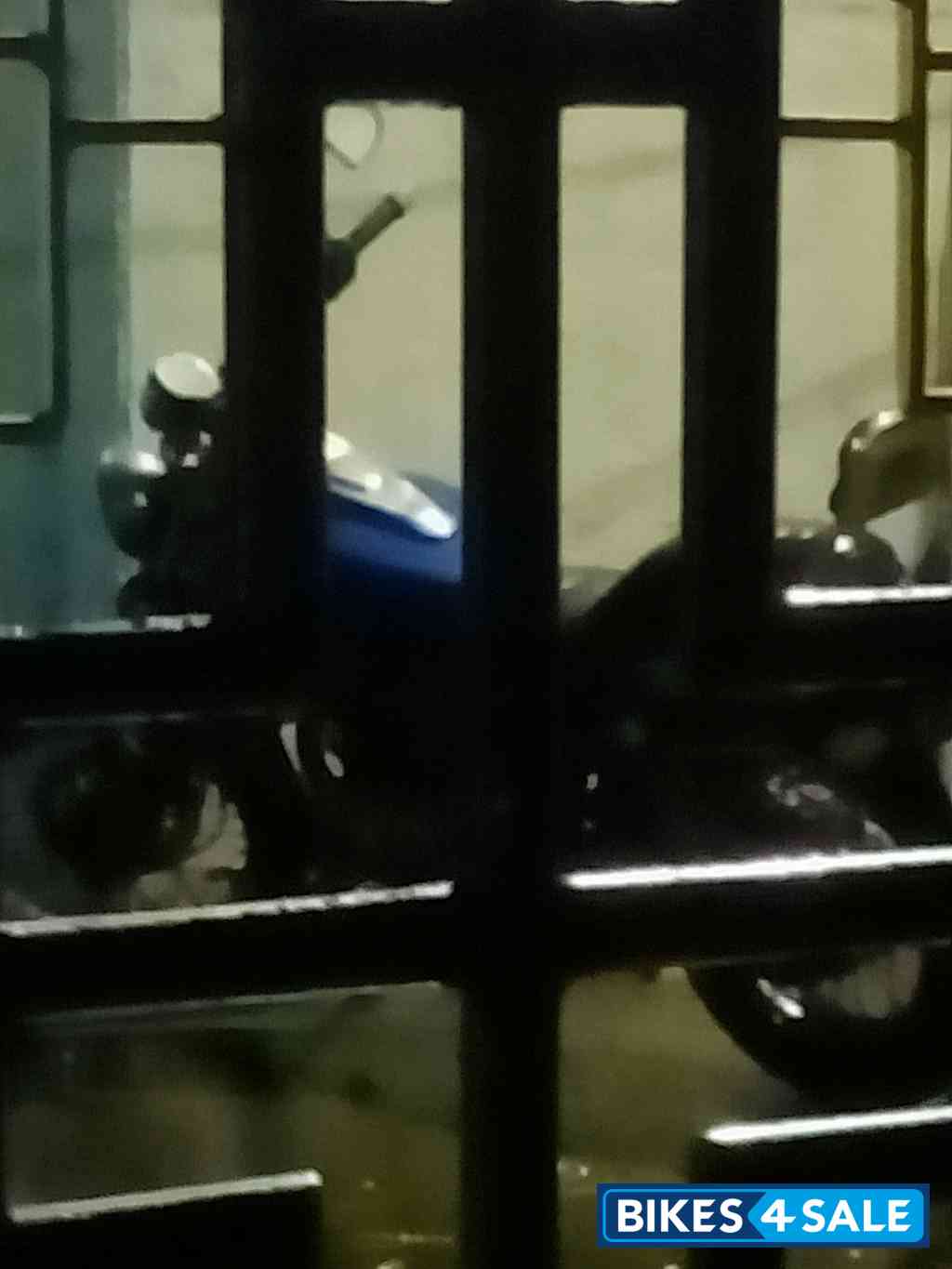 Blue Bajaj Avenger 200 DTS-i