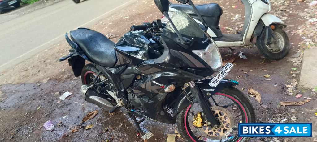 Black Suzuki Gixxer SF