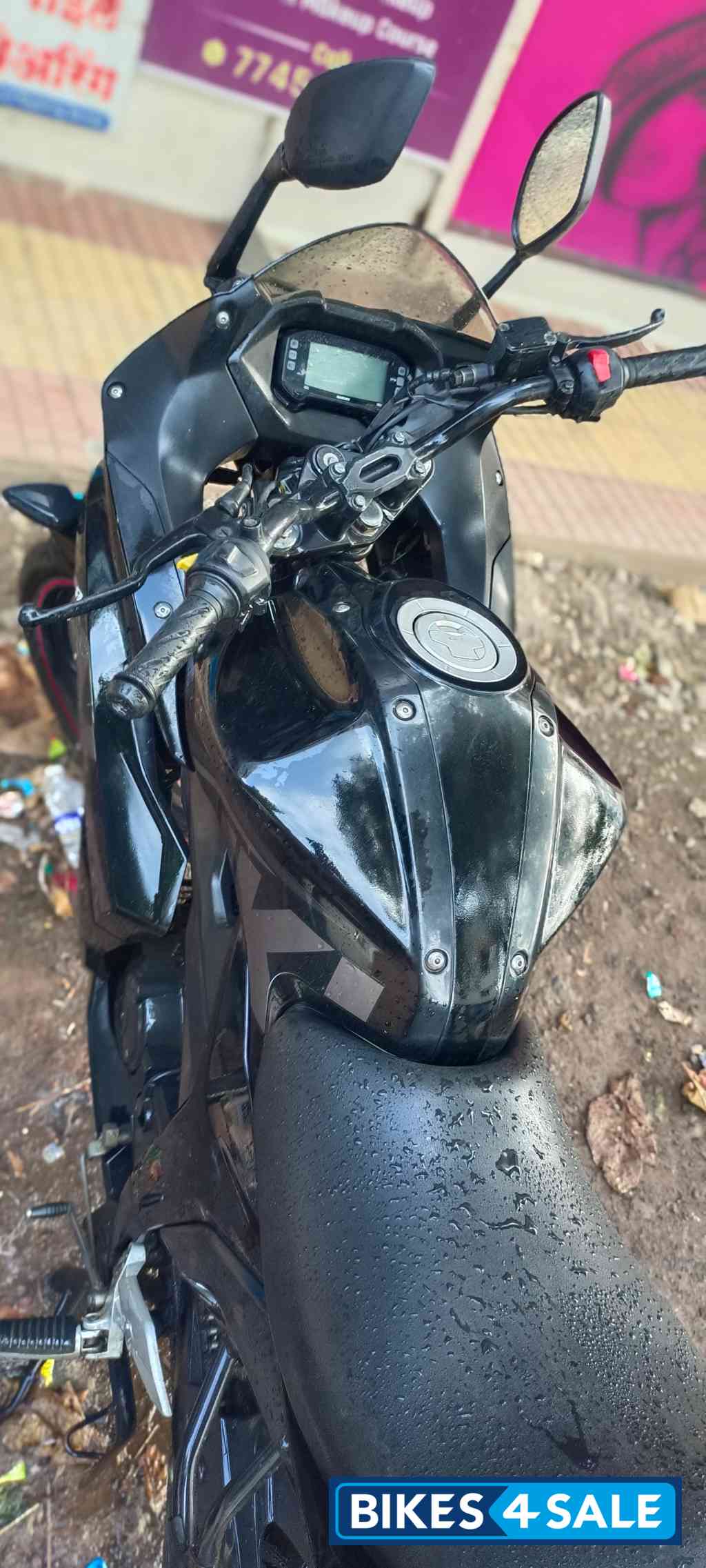 Black Suzuki Gixxer SF Black Suzuki Gixxer SF