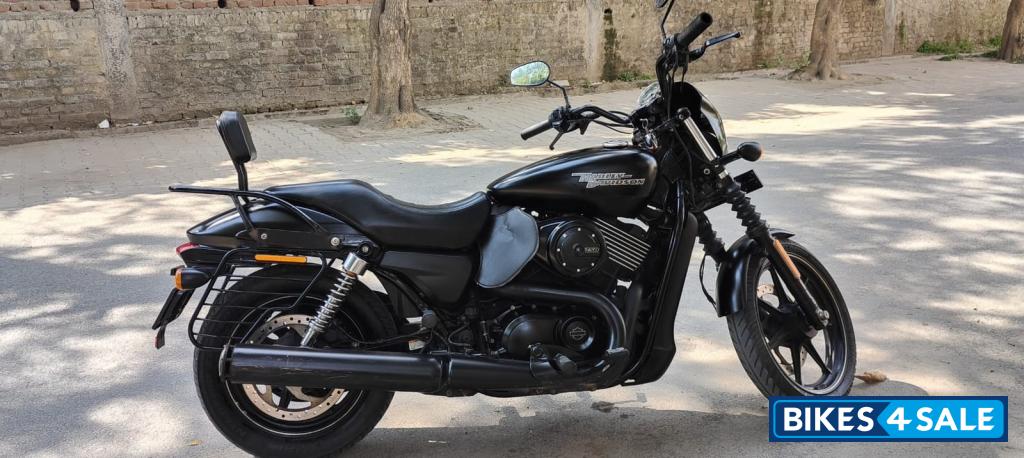 Black Harley Davidson Street 750