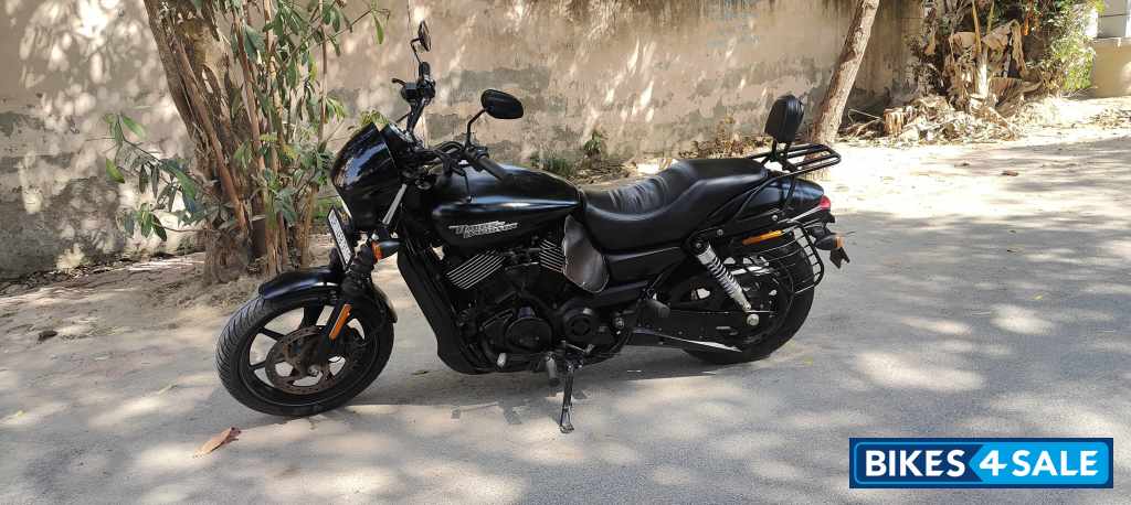 Black Harley Davidson Street 750