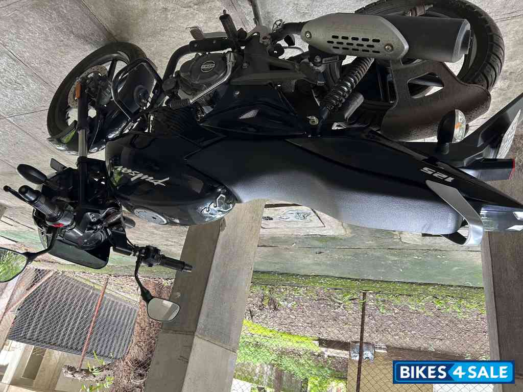Black Bajaj Pulsar 125