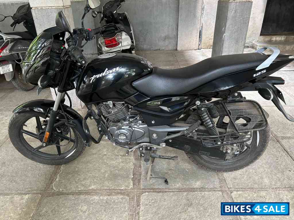 Black Bajaj Pulsar 125