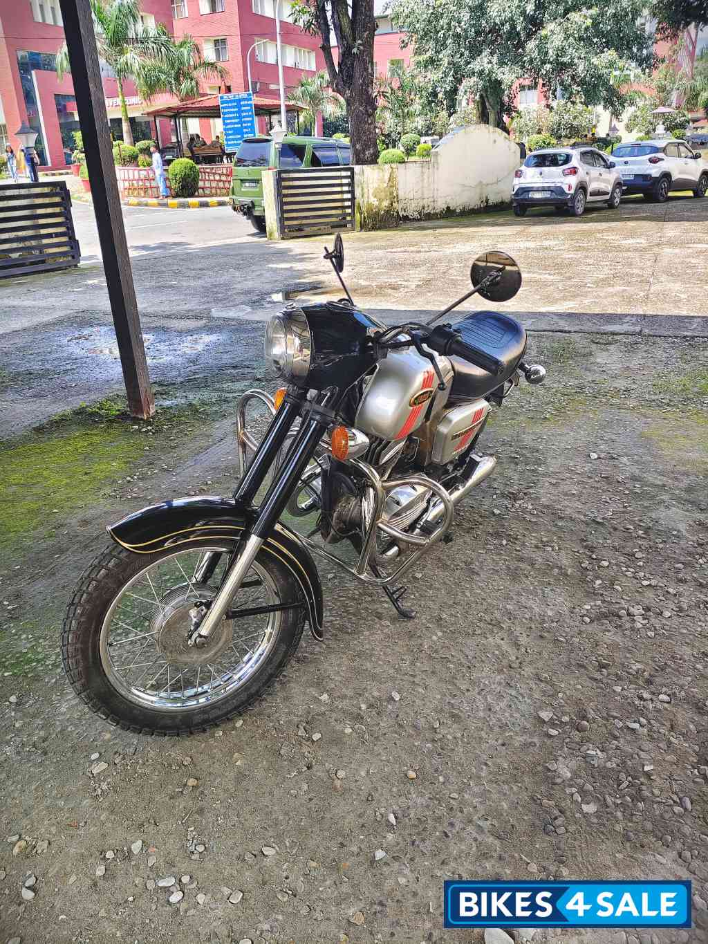 Ideal Jawa Yezdi Classic