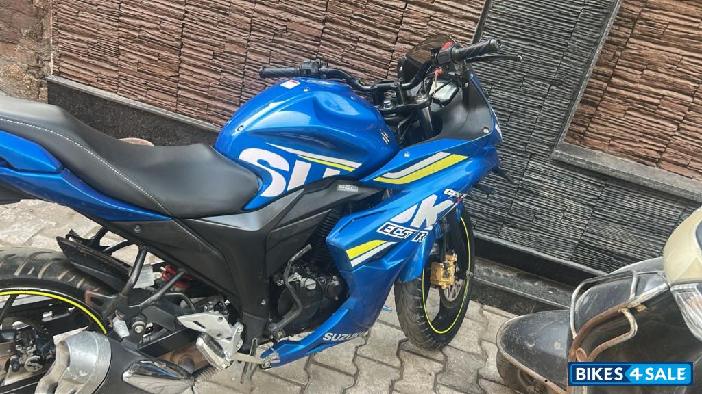 Blue Suzuki Gixxer SF