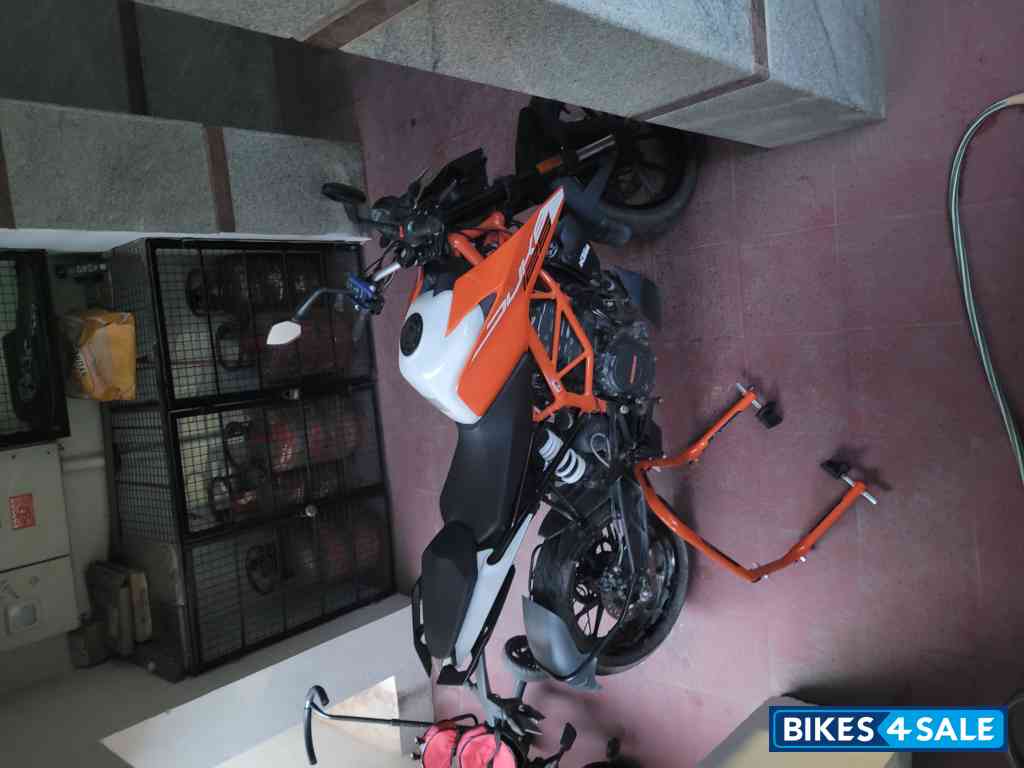 White & Orange KTM Duke 125