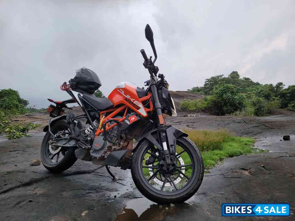 White & Orange KTM Duke 125