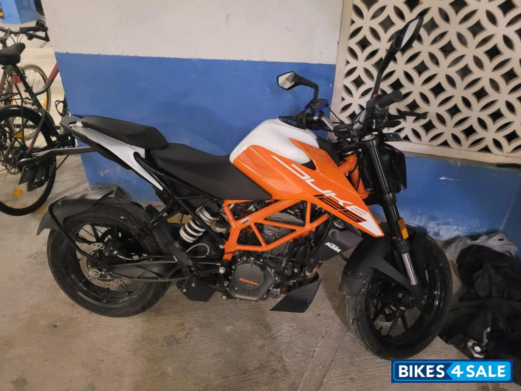 White & Orange KTM Duke 125