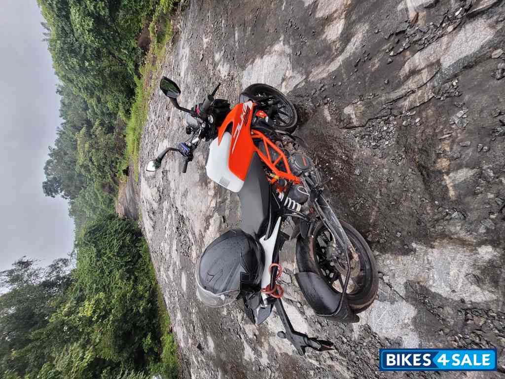 White & Orange KTM Duke 125