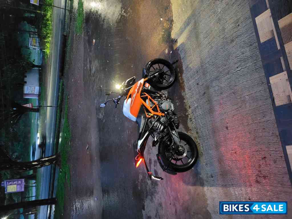 White & Orange KTM Duke 125