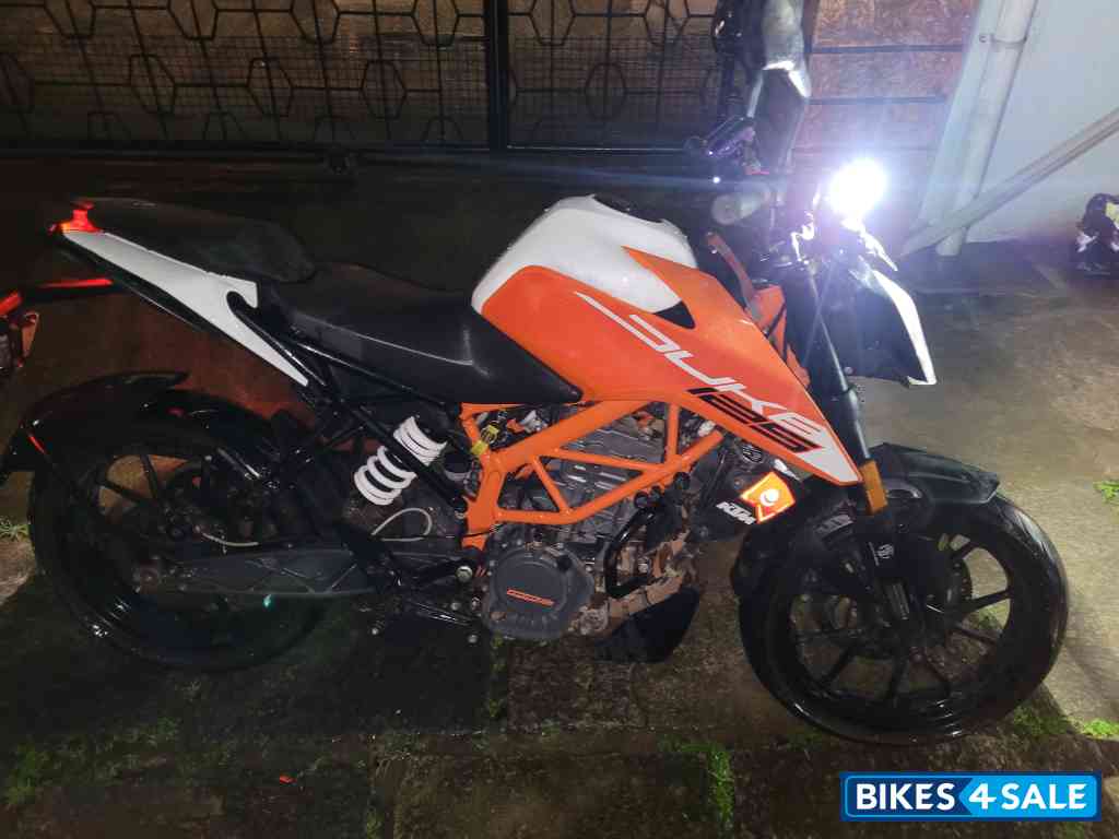 White & Orange KTM Duke 125