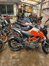 White & Orange KTM Duke 125