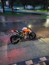 White & Orange KTM Duke 125
