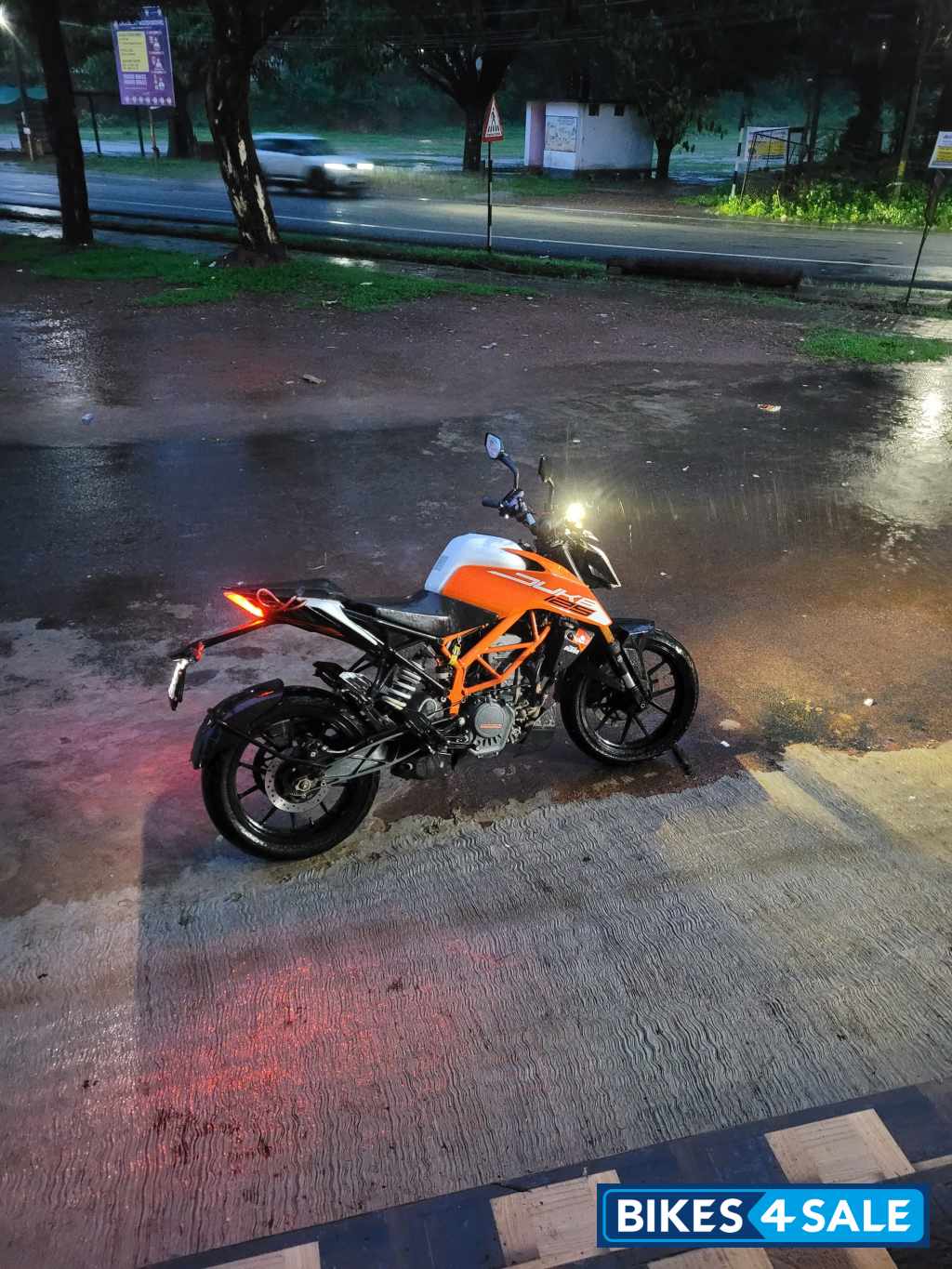 White & Orange KTM Duke 125