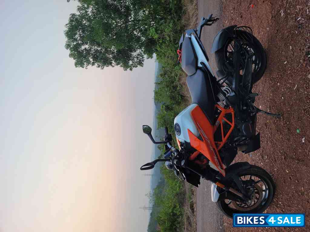 White & Orange KTM Duke 125