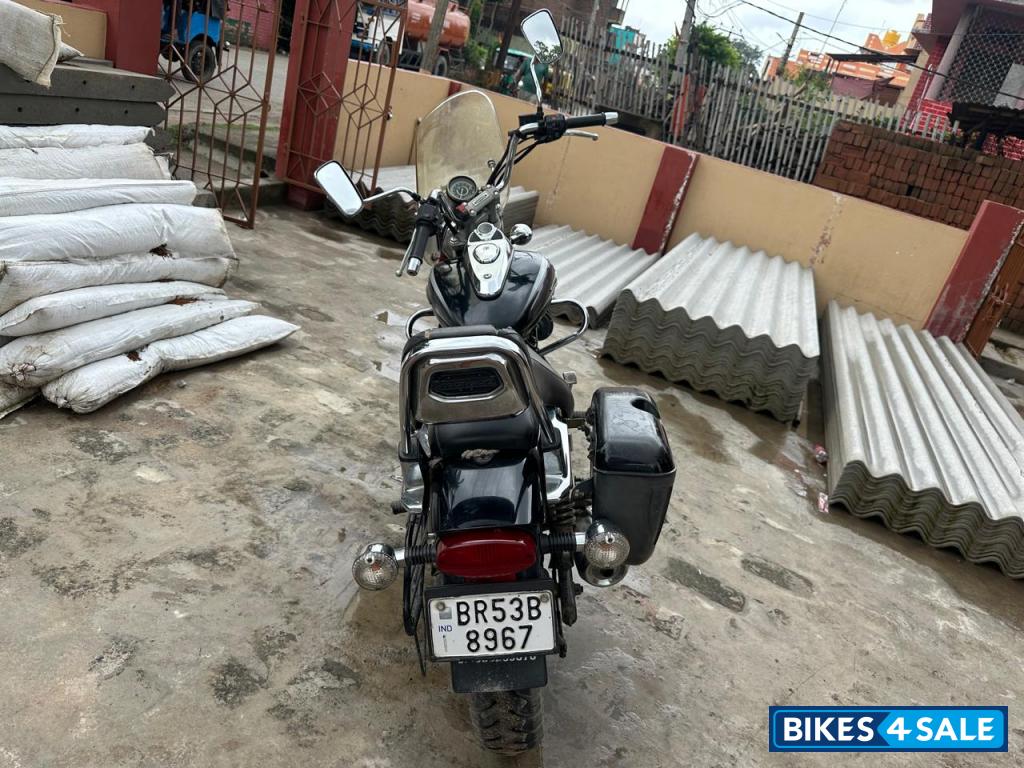 Black Bajaj Avenger Cruise 220