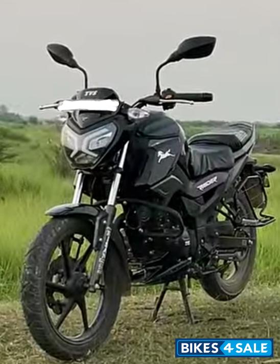 Black TVS Raider 125