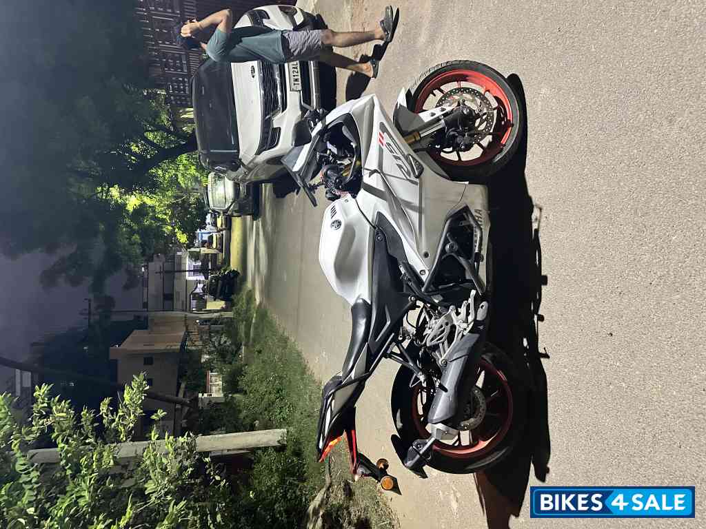 Intensity White Yamaha R15 V4