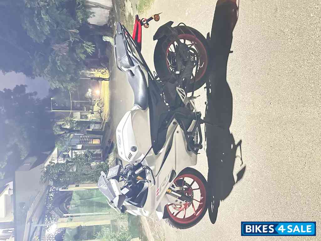 Intensity White Yamaha R15 V4