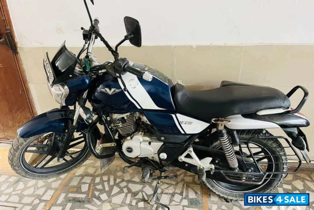 Bajaj V15