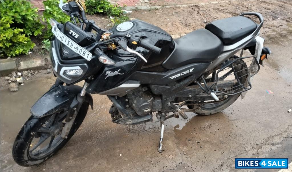 Black TVS Raider 125